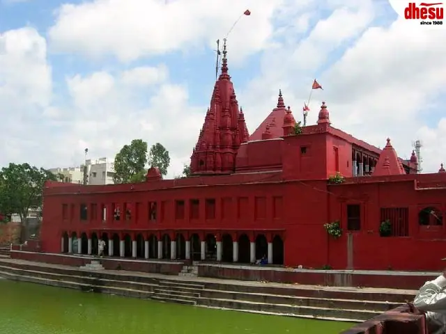 Varanasi temples and silk weaving